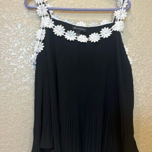 Adorable blouse with flowers and very flowy sleeves